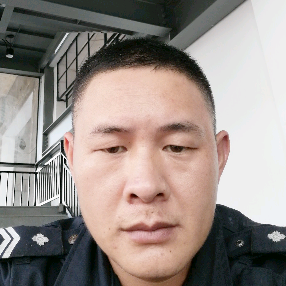 活泼回首碧影的照片
