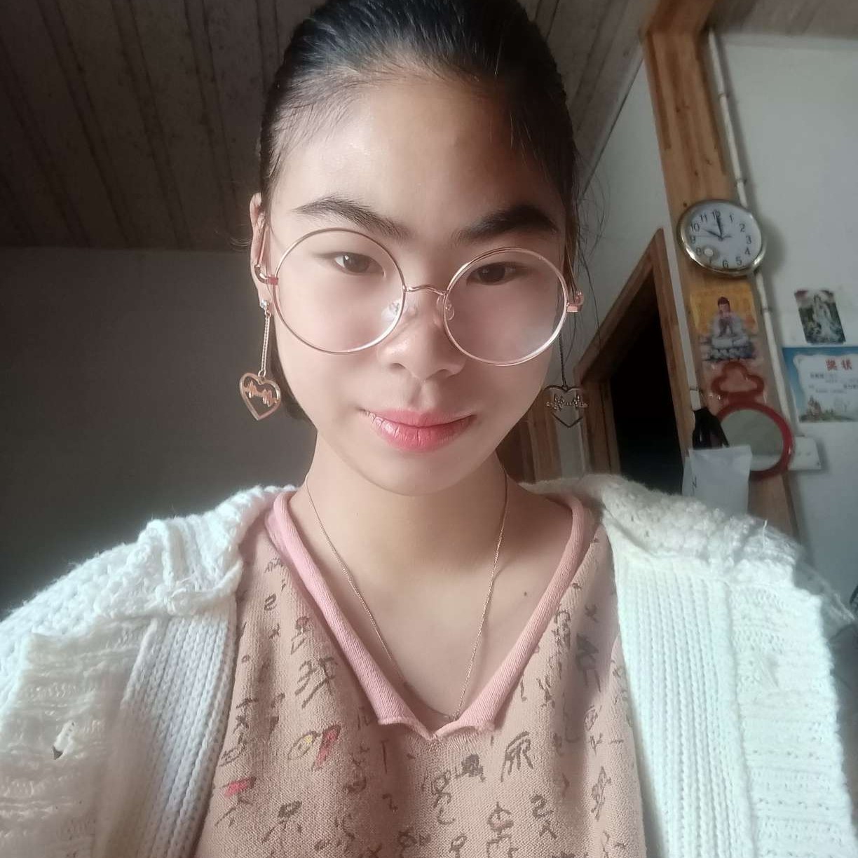 约定回眸绿草的照片