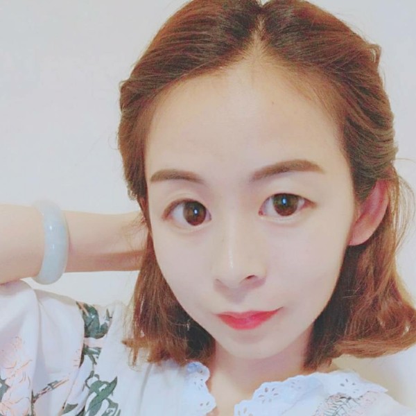 伍月那女子的照片