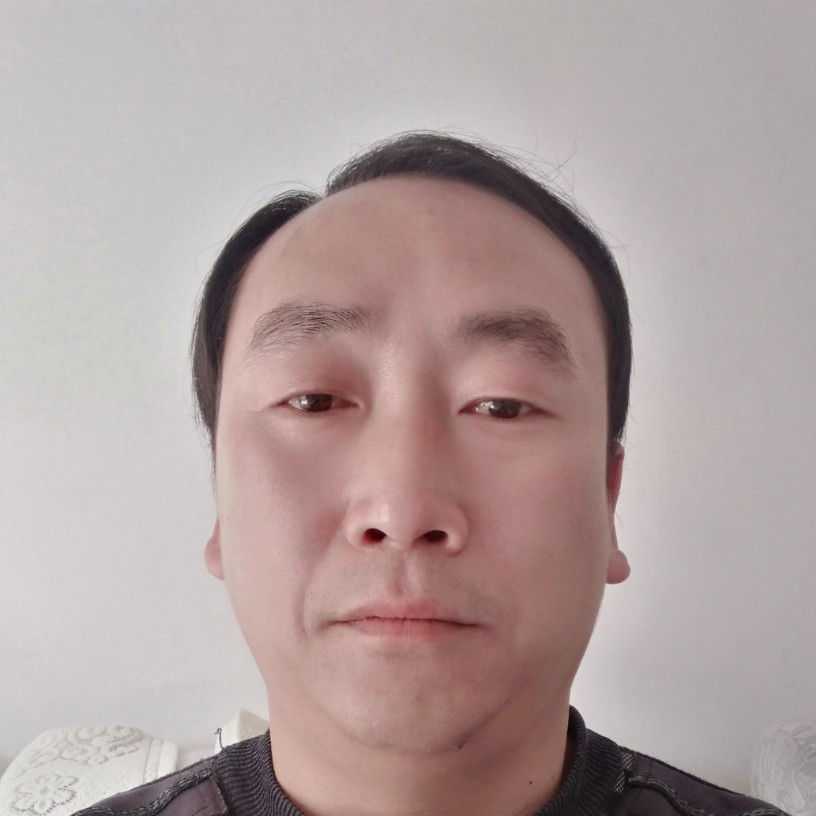 专一拿洋葱的照片