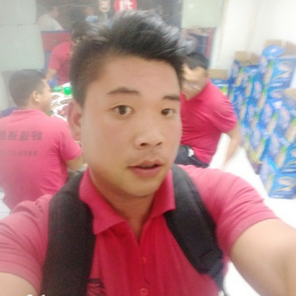 短发的衬衫的照片