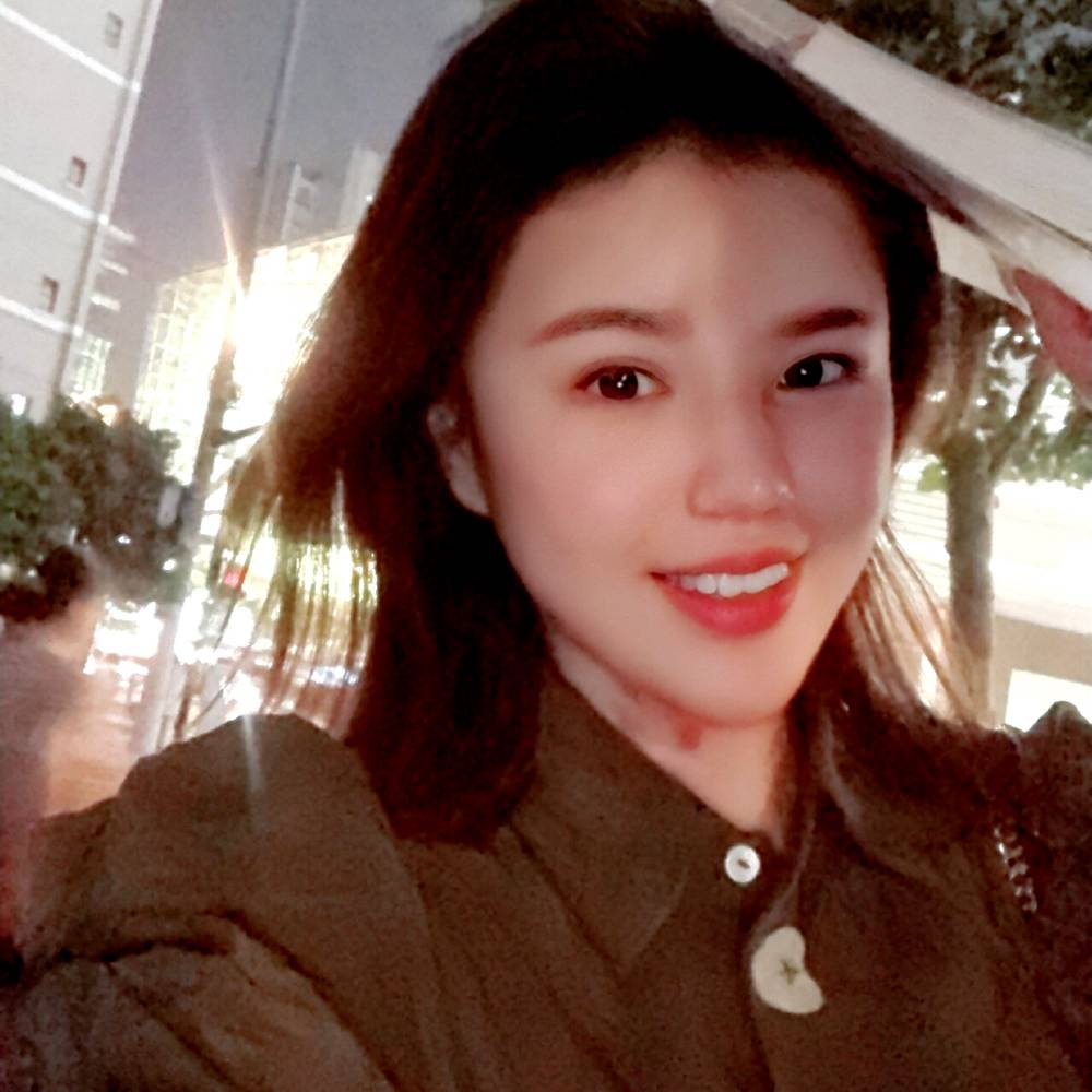 尘宵凝眸高挑的照片