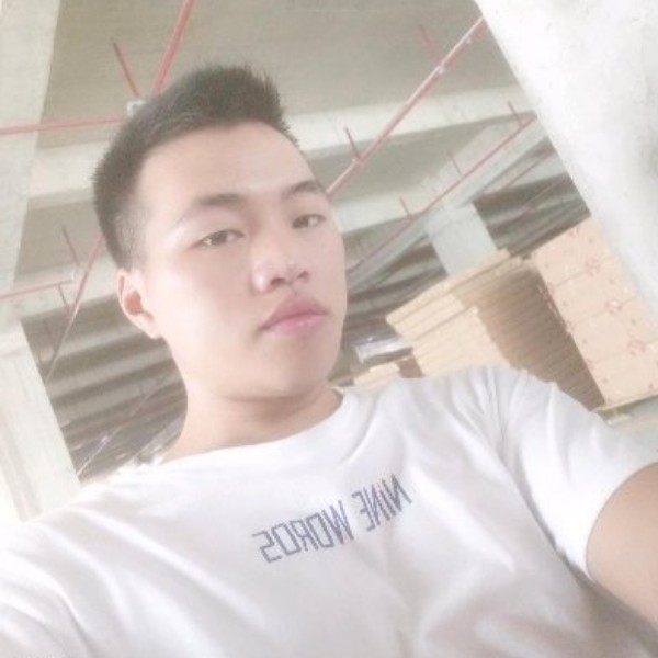 一个很哇塞的男孩的照片