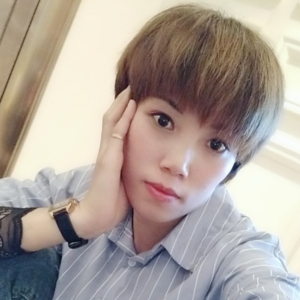 短发萌宝的照片