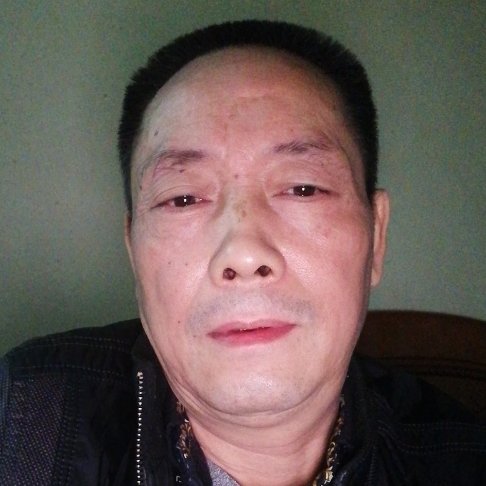 纯情板凳的照片