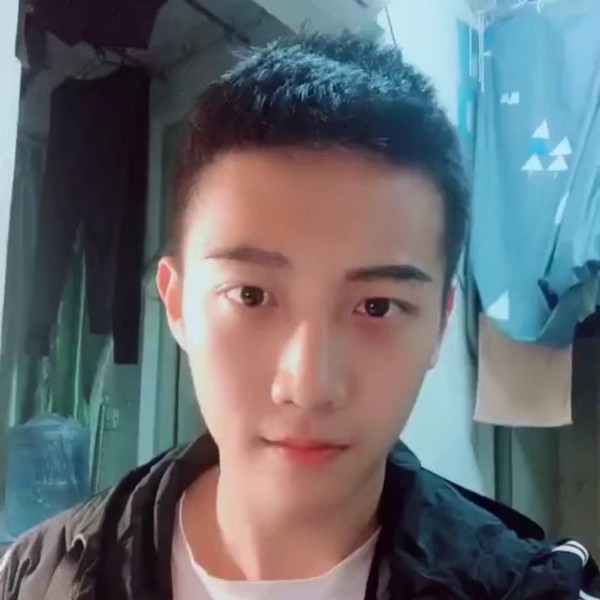 AI少年的照片