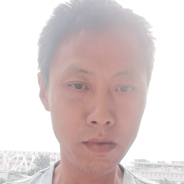 结实保卫草莓的照片