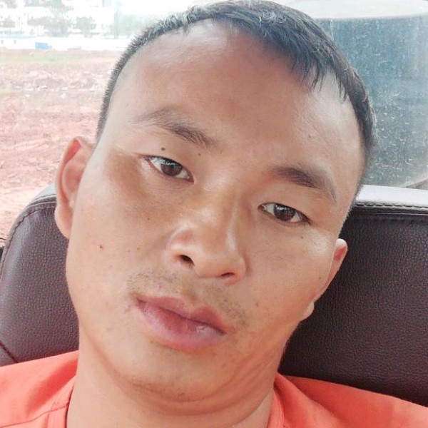 容易上当的男人的照片