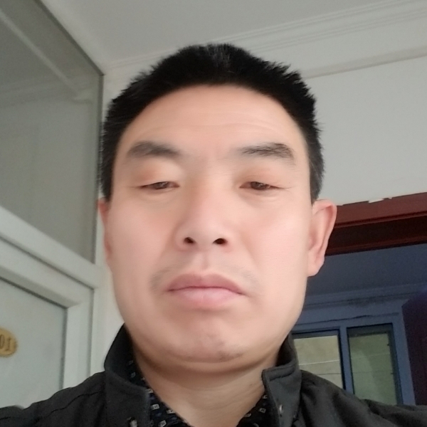 微笑踢帅哥的照片