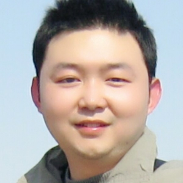 耳机眯眯眼的照片