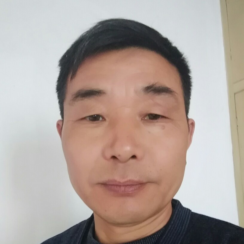 山中的人的照片