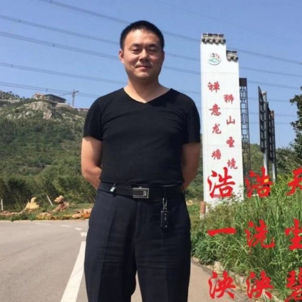 并肩执伞人的照片