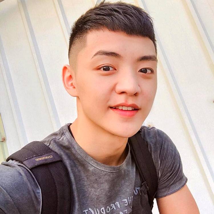 摆摊卖孟婆的碗的照片