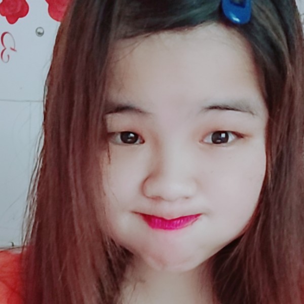 金鱼邂逅甜甜的照片