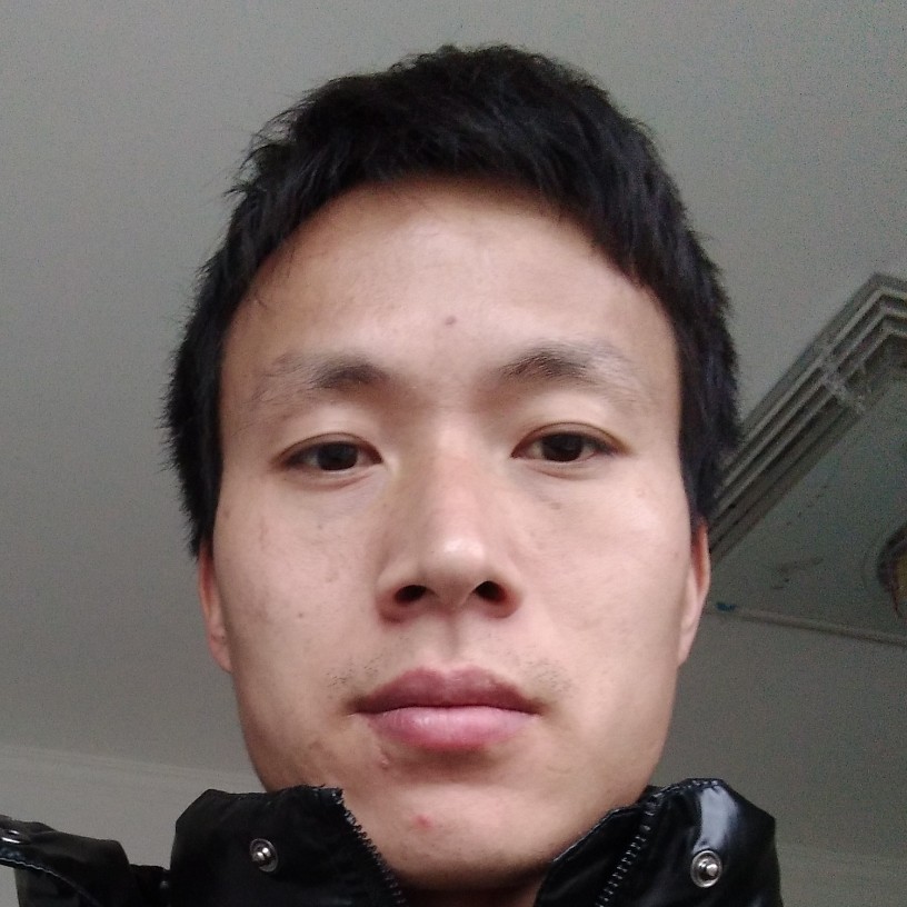 霸气踢草丛的照片