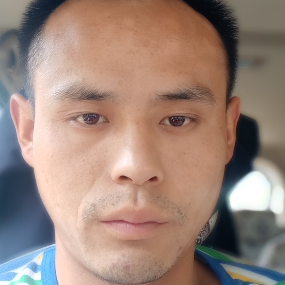 樱桃浅吻留胡子的照片