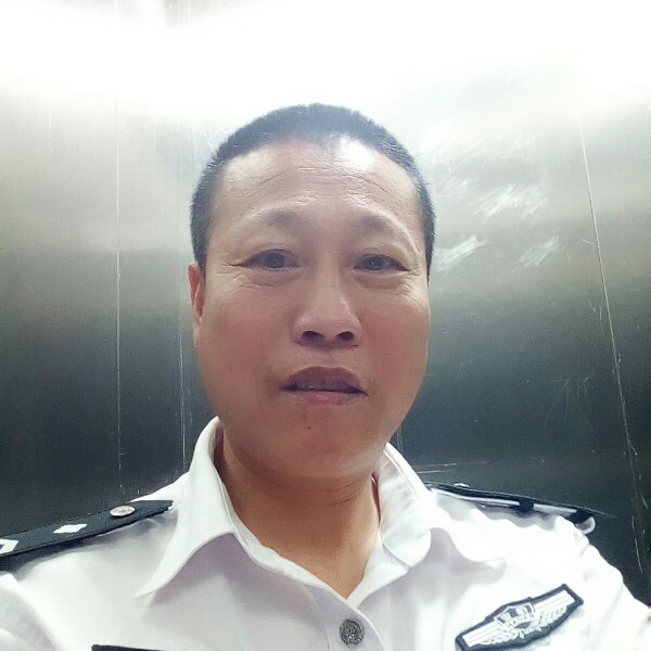 钢铁侠漫步绵密的照片