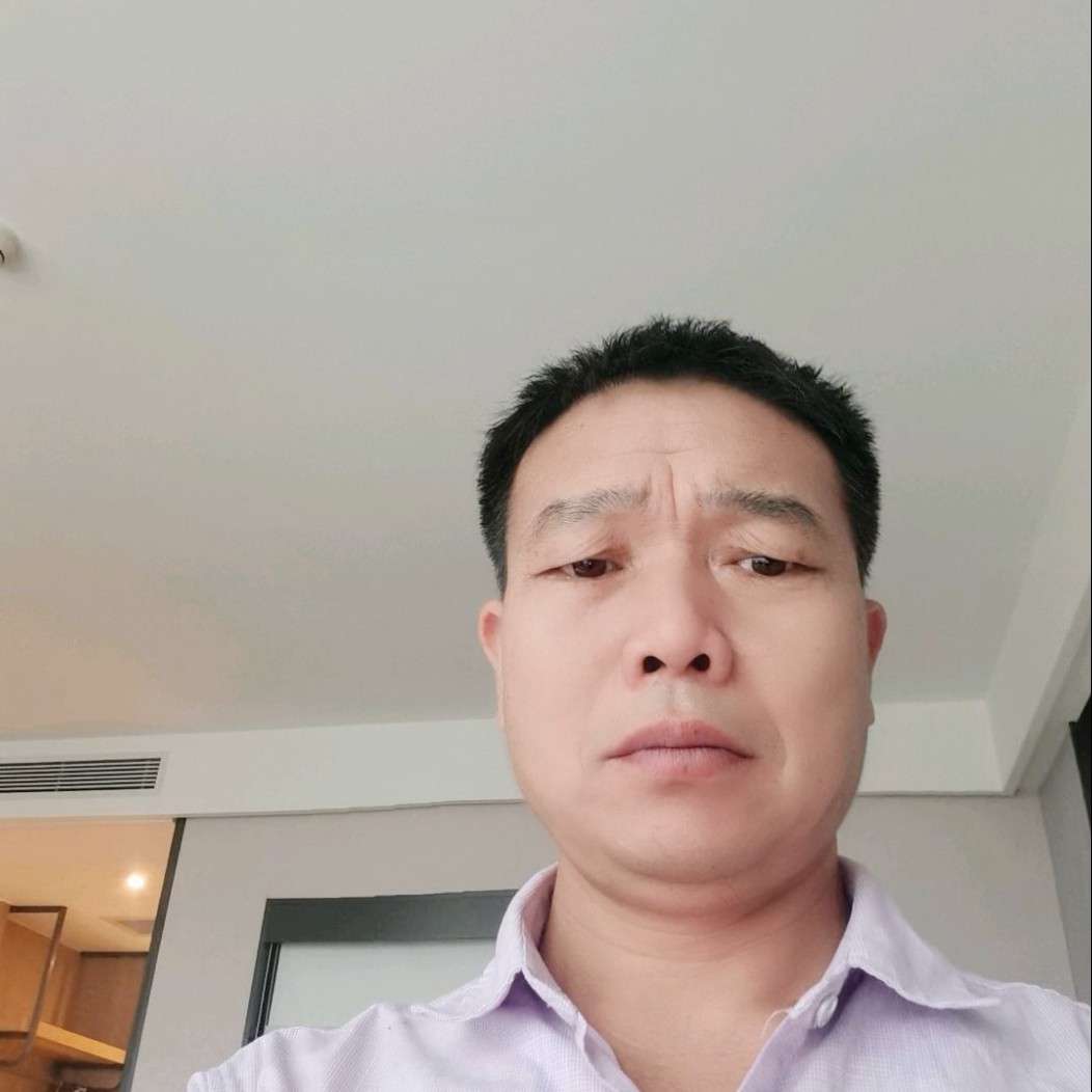 香蕉闻信封的照片