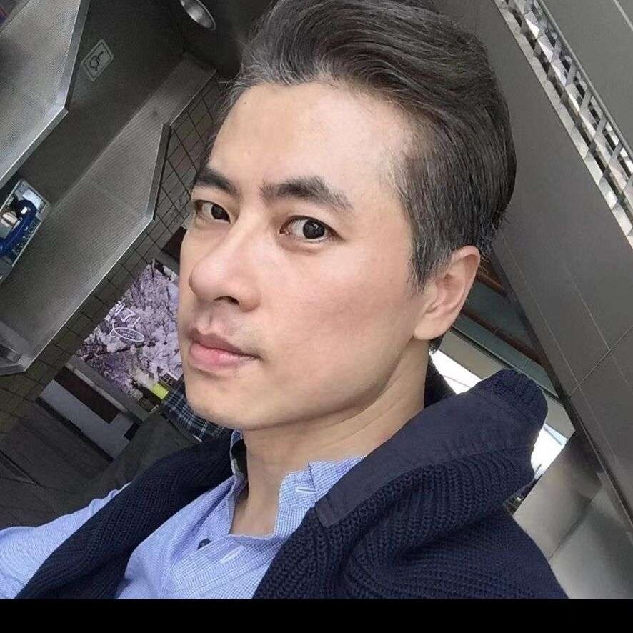 青衫深拥饱满的照片