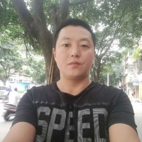 眯眯眼吃醋巨人的照片