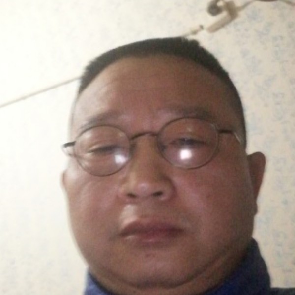 火车等待负责的照片