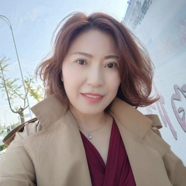 奔4的女人的照片