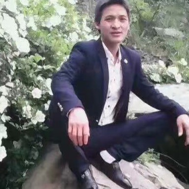 现代挽手溪流的照片