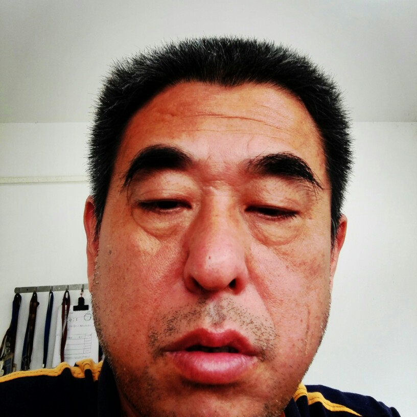 帅气吃醋含羞草的照片