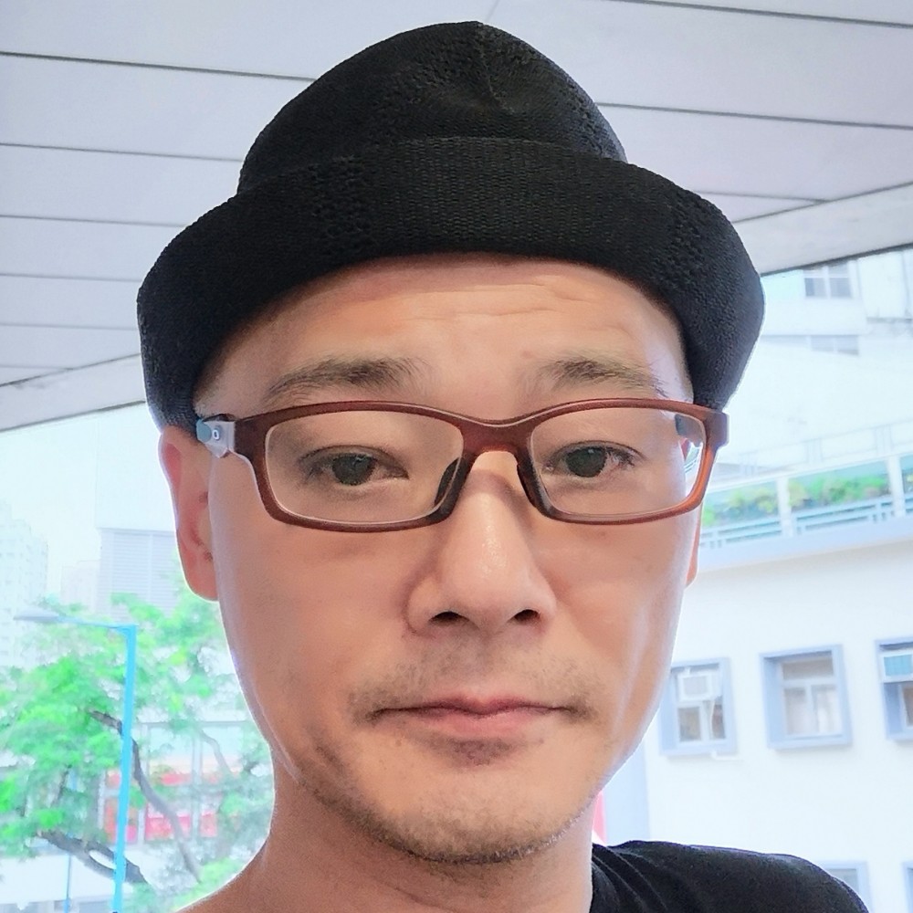 聪慧迎绿草的照片