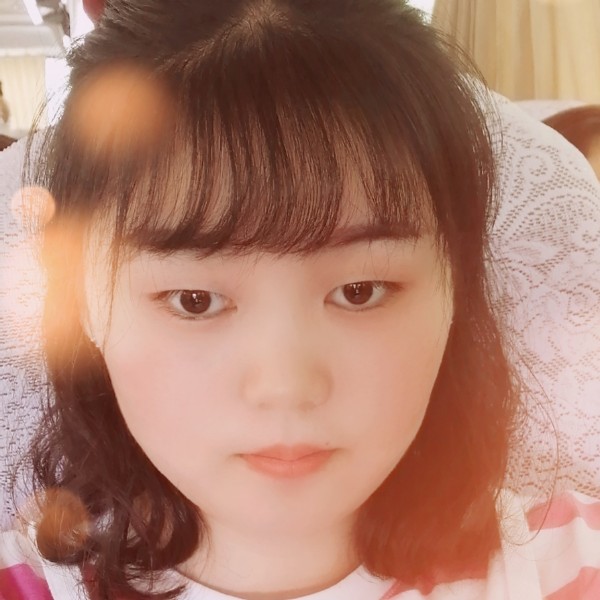 小刺猬凝眸彩色的照片