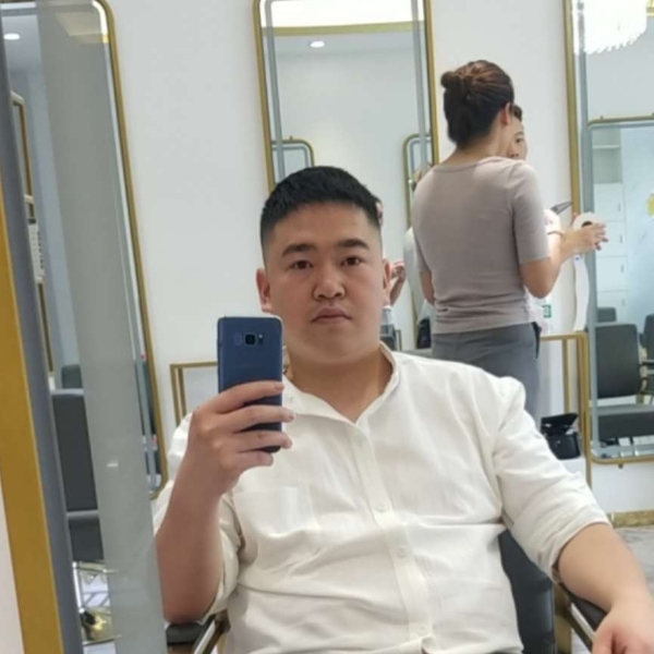 苟摁培的照片