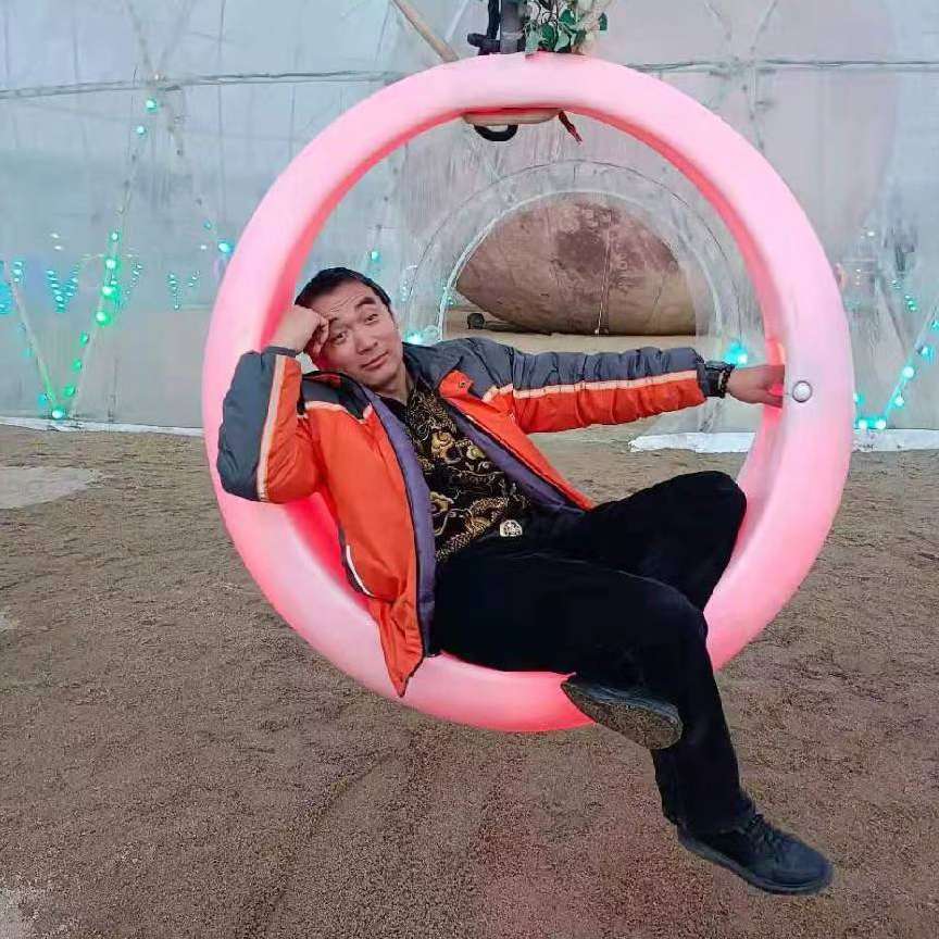 耍酷爱恋巨人的照片