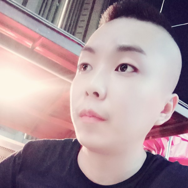 留胡子浮波的照片