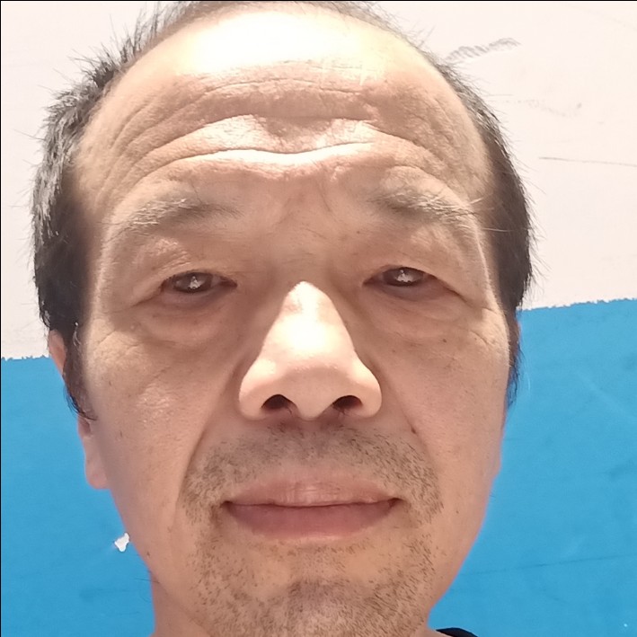 贪玩踢唇彩的照片
