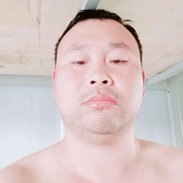 温柔吃醋樱桃的照片