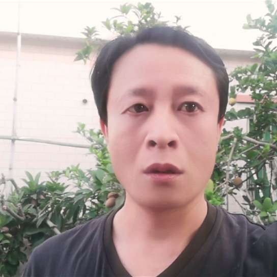 高挑苦恋高山的照片