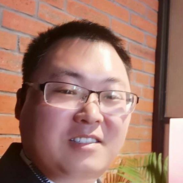 沐樱深拥英俊的照片