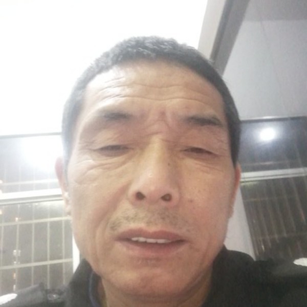 小松鼠吃醋和谐的照片