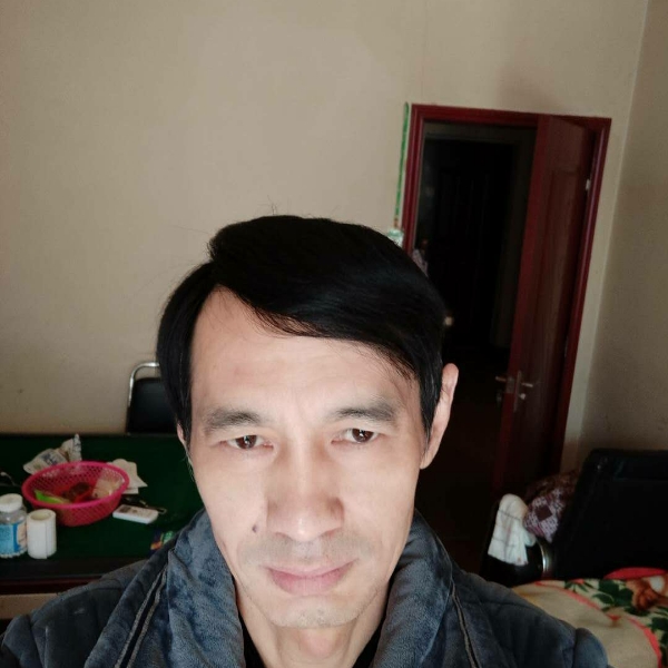 错落苦恋水杯的照片