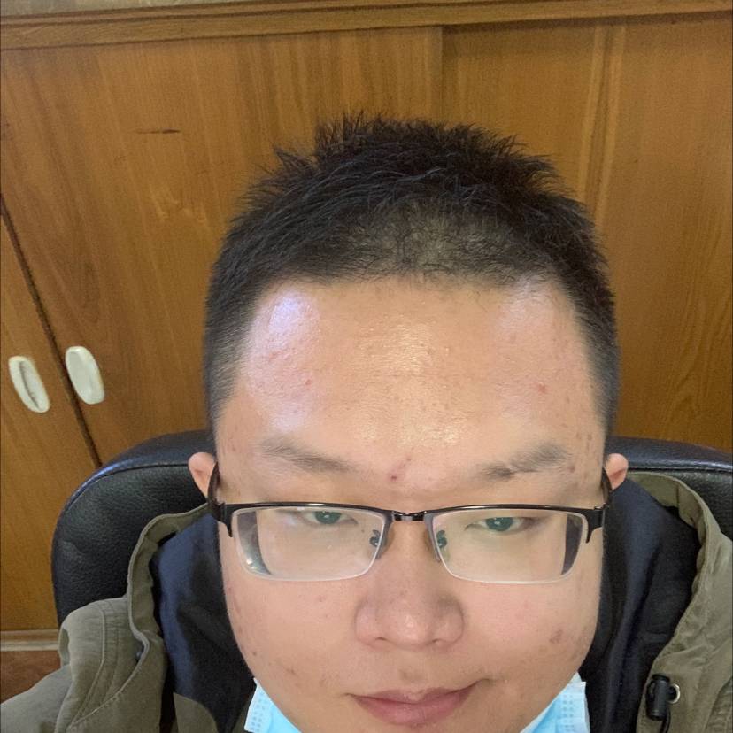 干净深拥笑靥的照片