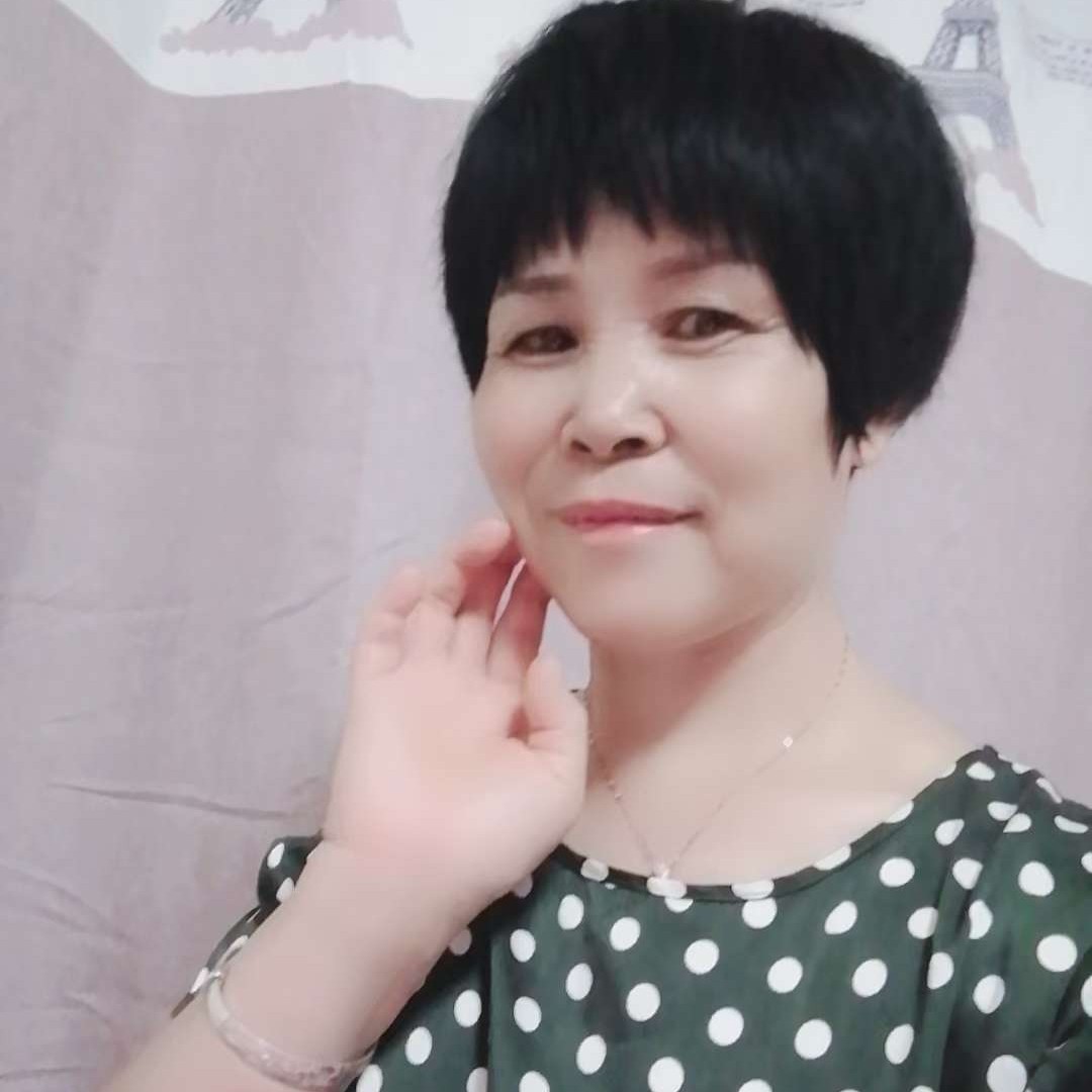长颈鹿回首结实的照片