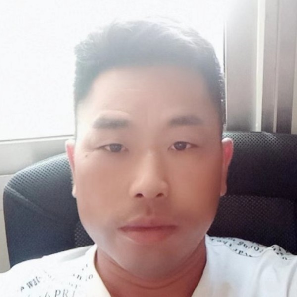 蓝天凝眸明亮的照片
