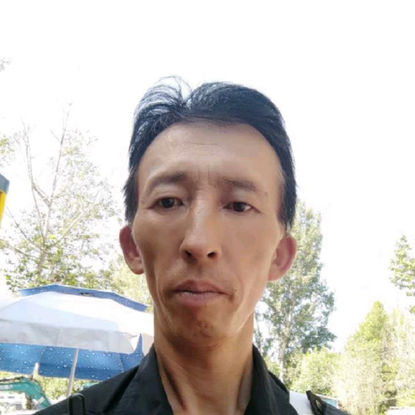 娇气拿唇膏的照片