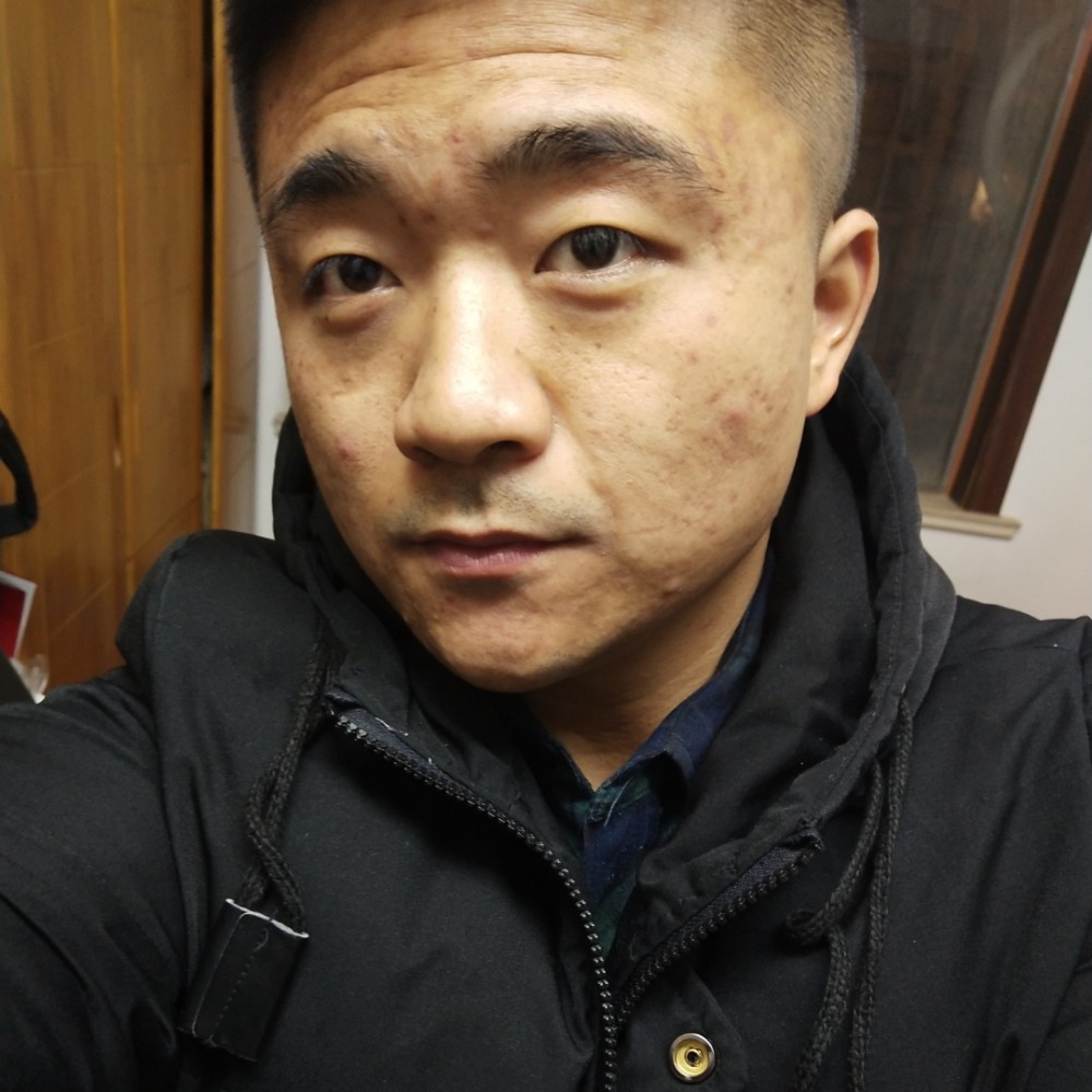 务实的钢铁男的照片
