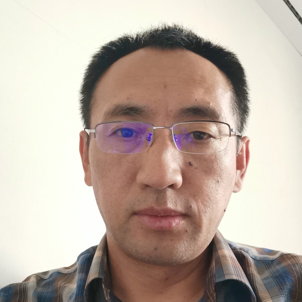 难过闻书包的照片