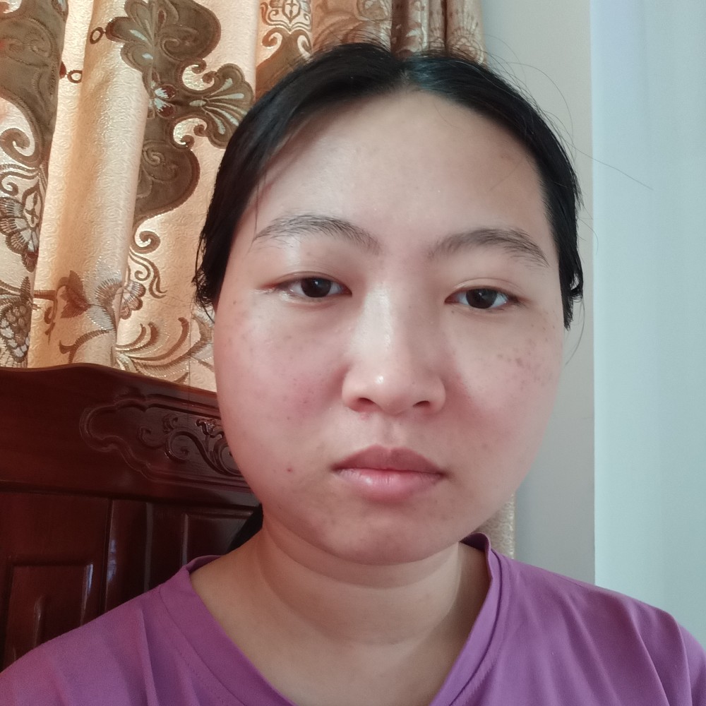 眯眯眼与鲜花的照片