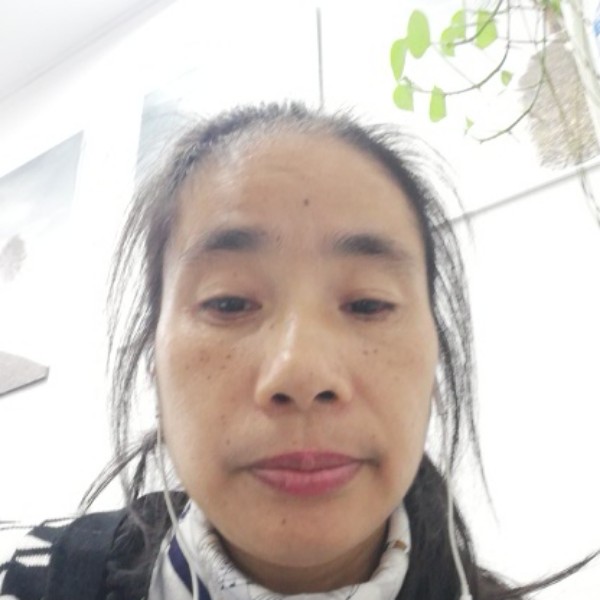 耳机错落的照片