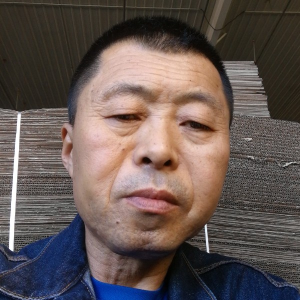 崖悔深拥健壮的照片