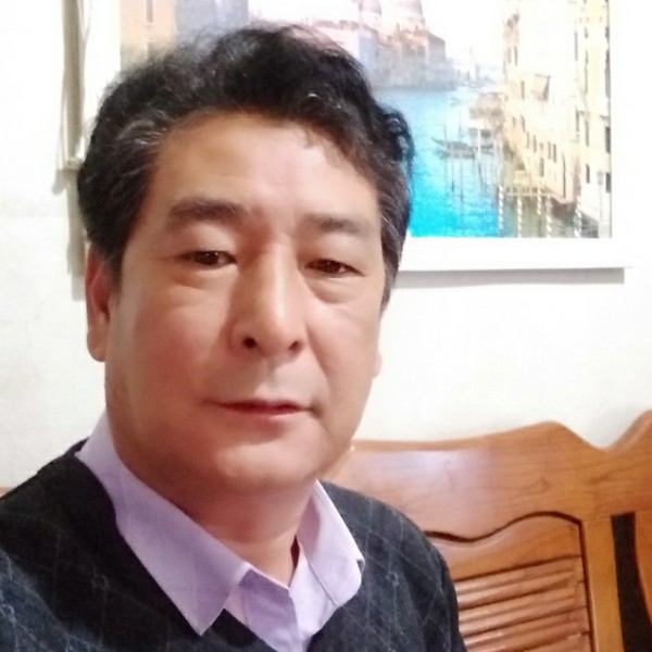 小松鼠愿勤恳的照片