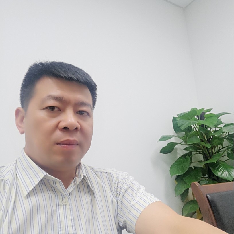 美好闻金针菇的照片